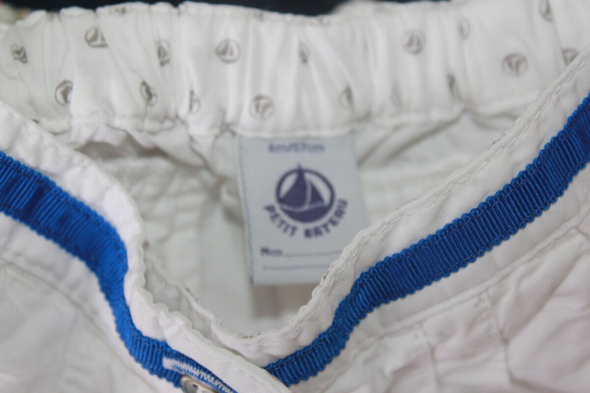 tweedehands katoenen witte korte broek in maat 68 voor een baby meisje van petit bateau