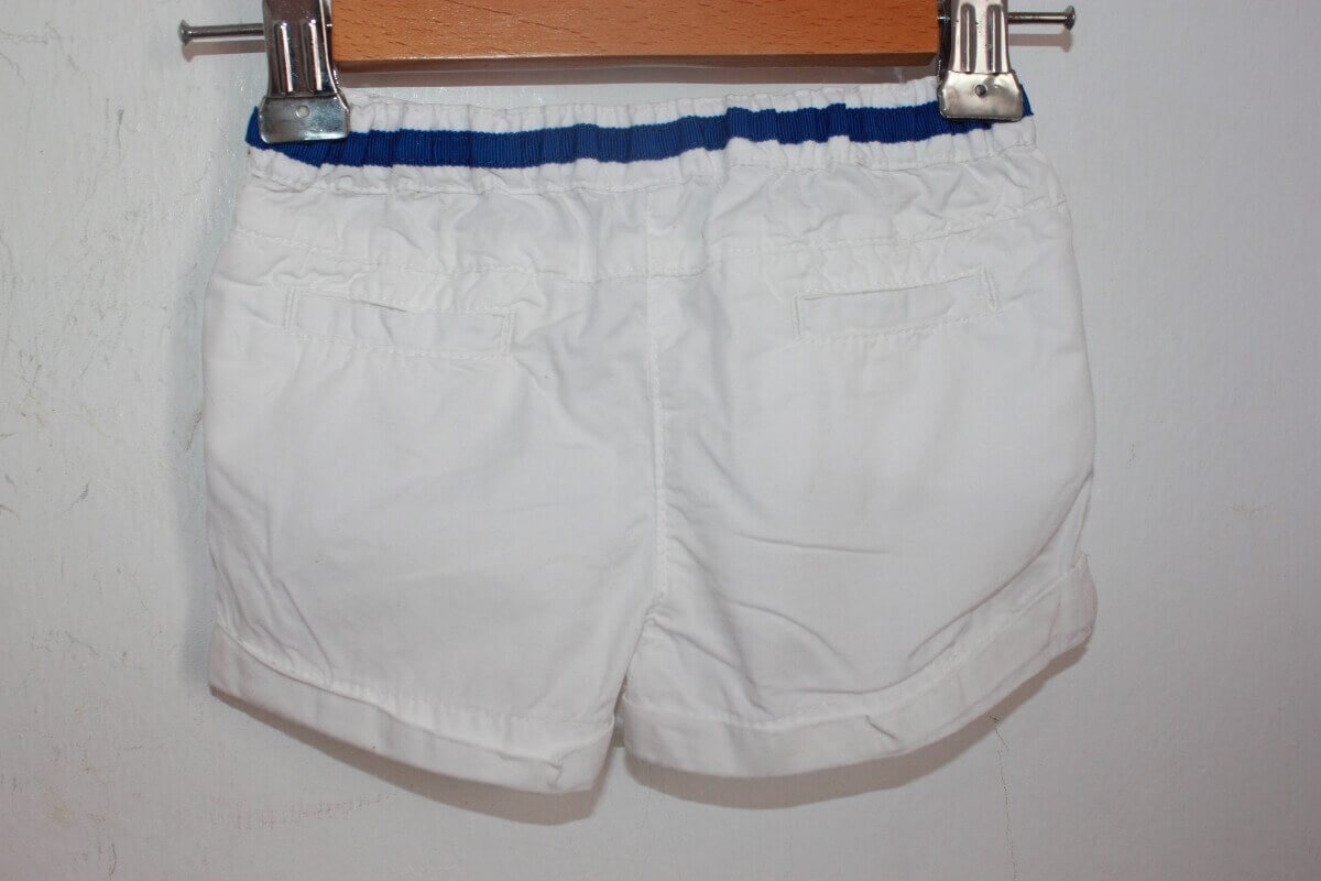 tweedehands katoenen witte korte broek in maat 68 voor een baby meisje van petit bateau