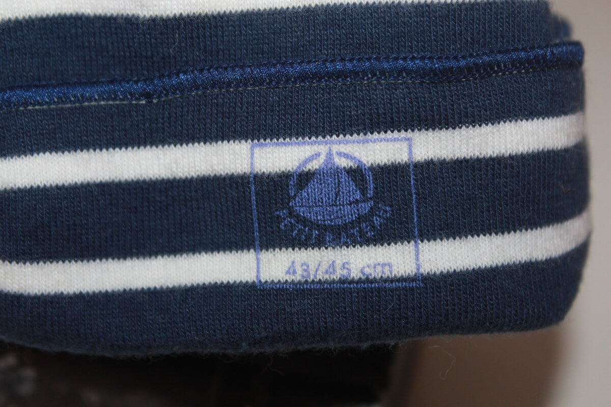 tweedehands unisex donkerblauw met wit gestreepte muts van petit bateau in maat 6 maanden