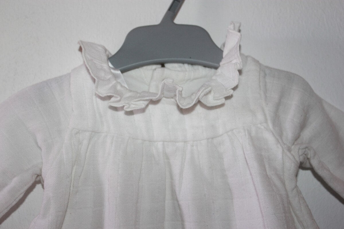 tweedehands katoenen witte playsuit met lange mouwen en volantkraagje van petit bateau in maat 56 voor een baby meisje