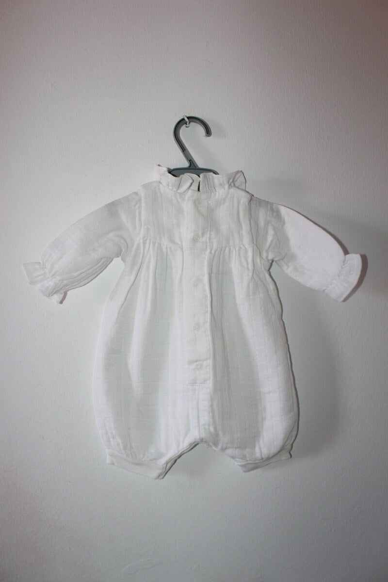 tweedehands katoenen witte playsuit met lange mouwen en volantkraagje van petit bateau in maat 56 voor een baby meisje