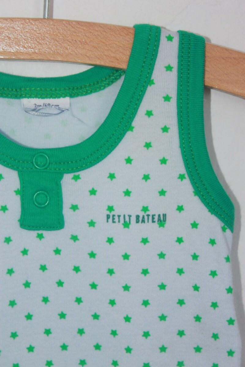 tweedehands katoenen unisex witte mouwloze playsuit met groene sterren in maat 62 van petit bateau