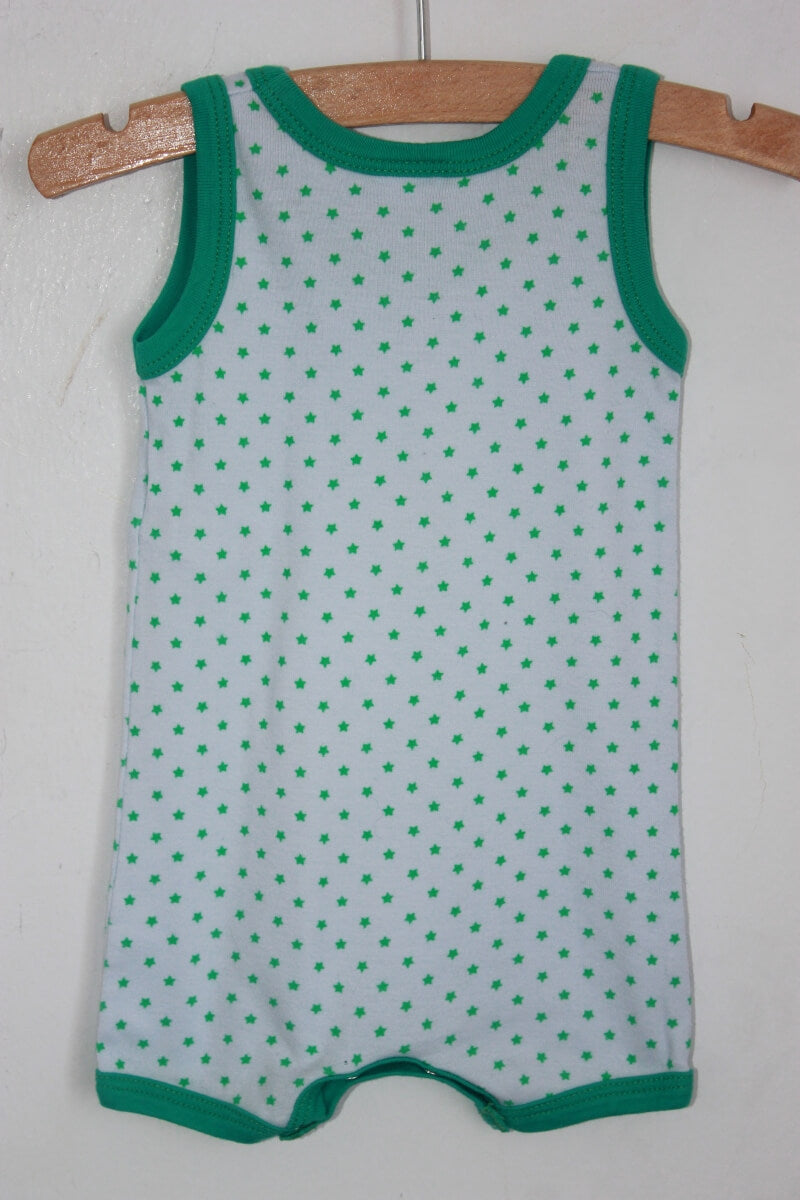 tweedehands katoenen unisex witte mouwloze playsuit met groene sterren in maat 62 van petit bateau