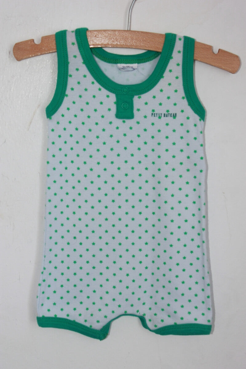tweedehands katoenen unisex witte mouwloze playsuit met groene sterren in maat 62 van petit bateau