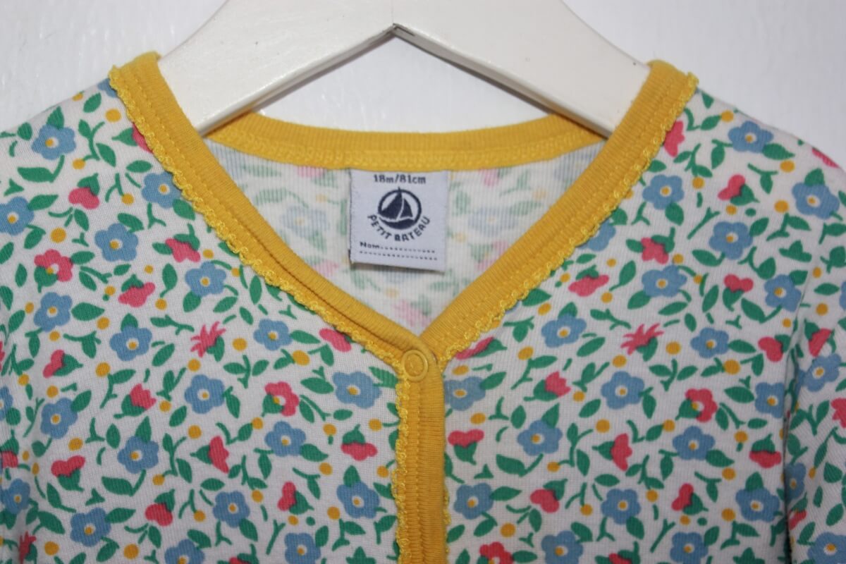 tweedehands katoenen gebloemde playsuit in multicolour met lange mouwen, maat 80 voor een baby meisje van petit bateau