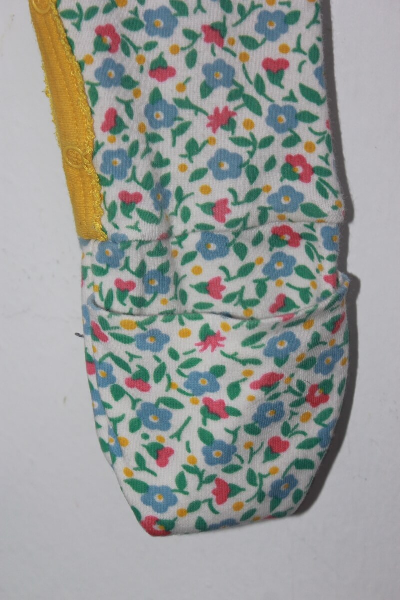 tweedehands katoenen gebloemde playsuit in multicolour met lange mouwen, maat 80 voor een baby meisje van petit bateau