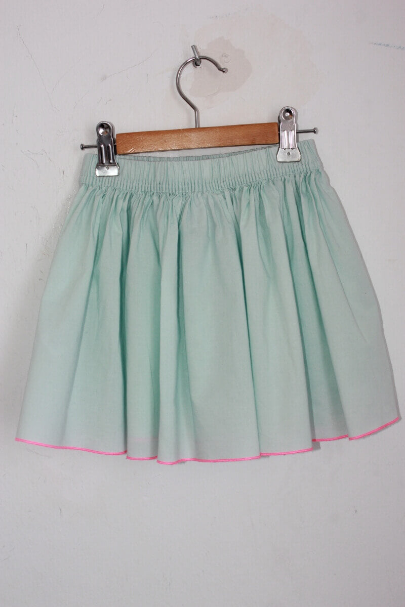 tweedehands katoenen lichtgroene zomerse rok met felroze details in maat 110 van petit bateau