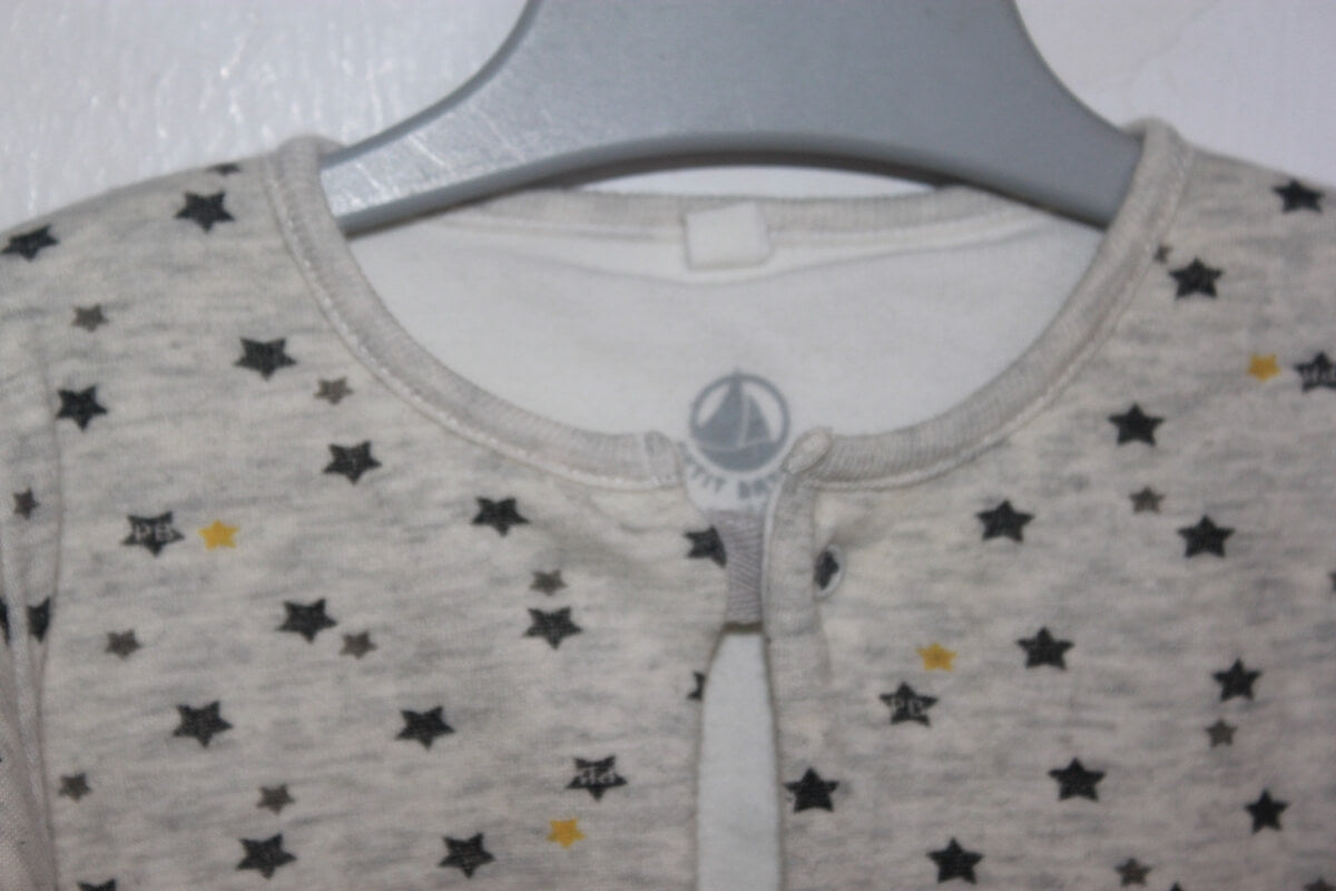 preloved unisex broekje en vestje van petit bateau met sterrenprint in grijs en geel, maat 74