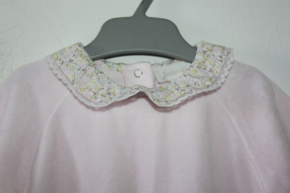 tweedehands lichtroze velours playsuit met gebloemd volantkraagje in maat 62 voor een baby meisje van jacadi