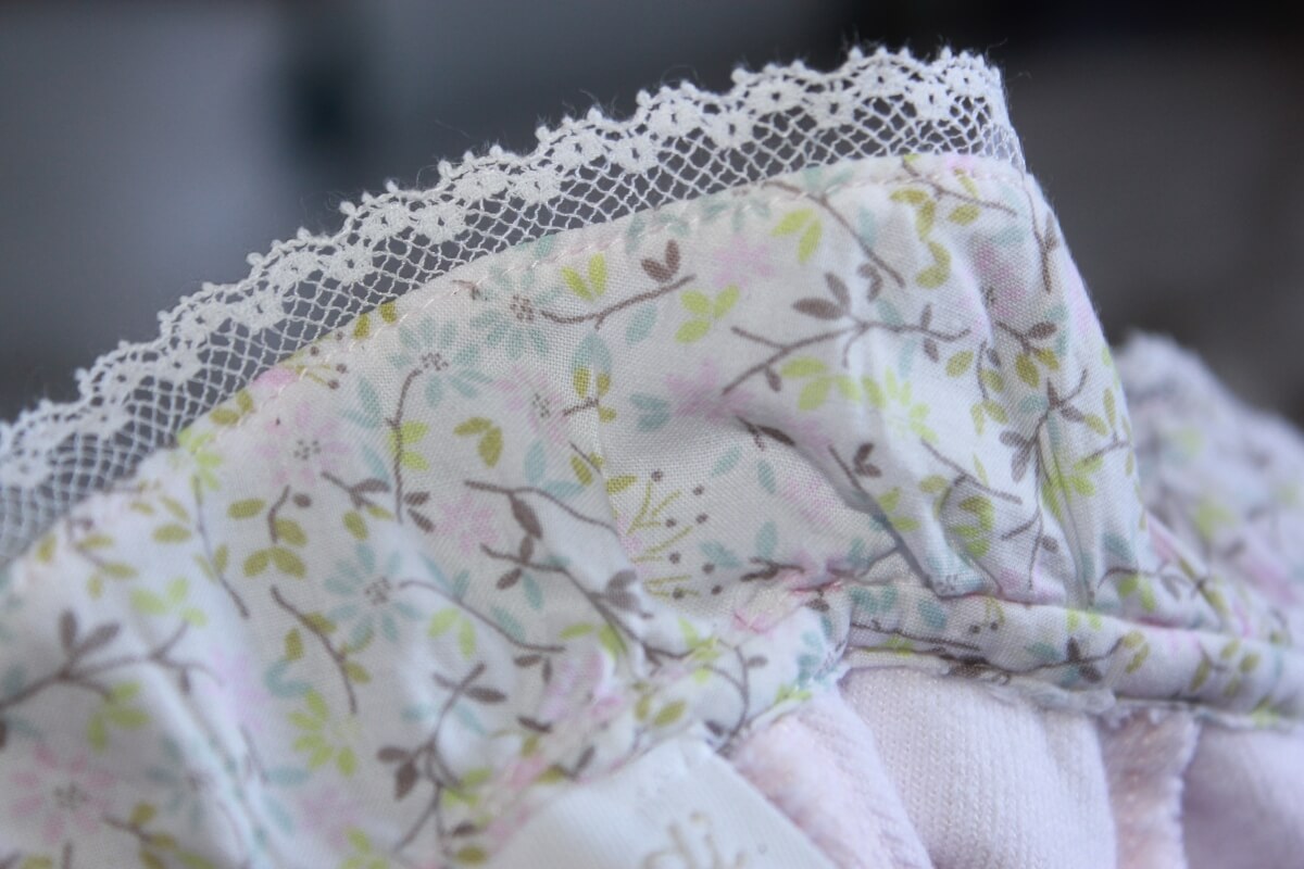 tweedehands lichtroze velours playsuit met gebloemd volantkraagje in maat 62 voor een baby meisje van jacadi