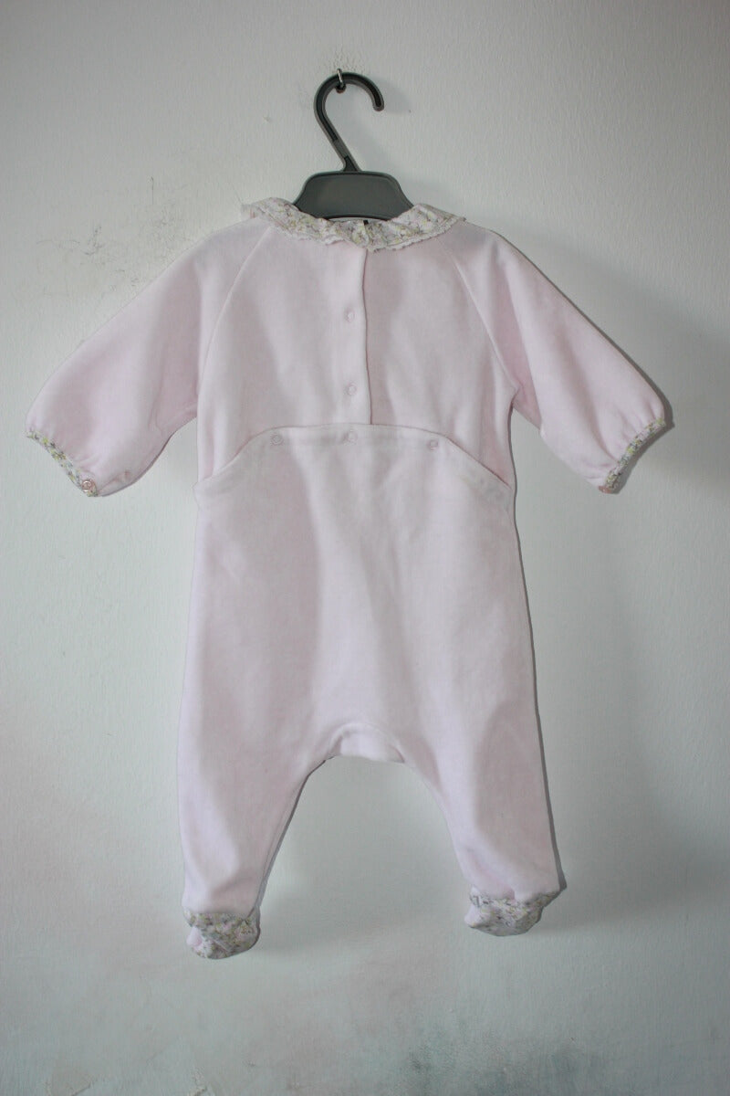 tweedehands lichtroze velours playsuit met gebloemd volantkraagje in maat 62 voor een baby meisje van jacadi