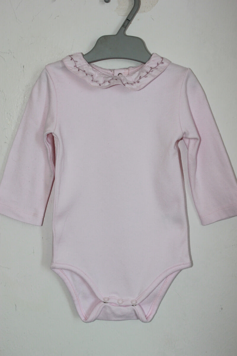 tweedehands katoenen roze romper met lange mouwen en een volantkraagje in maat 68 voor een baby meisje van jacadi