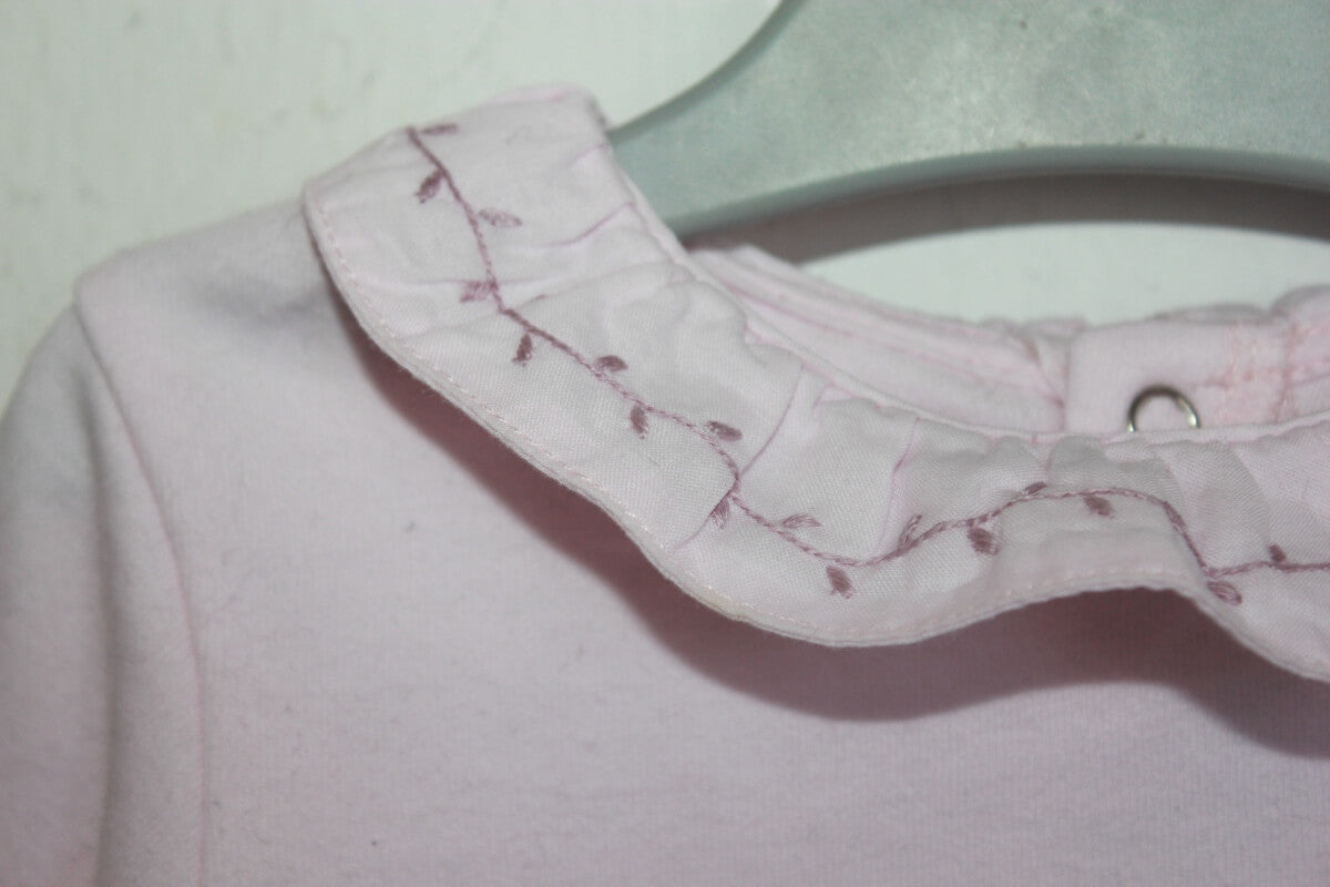 tweedehands katoenen roze romper met lange mouwen en een volantkraagje in maat 68 voor een baby meisje van jacadi