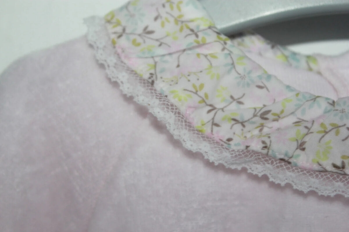 tweedehands roze velours playsuit met gebloemd volantkraagje in maat 56 voor een baby meisje van jacadi