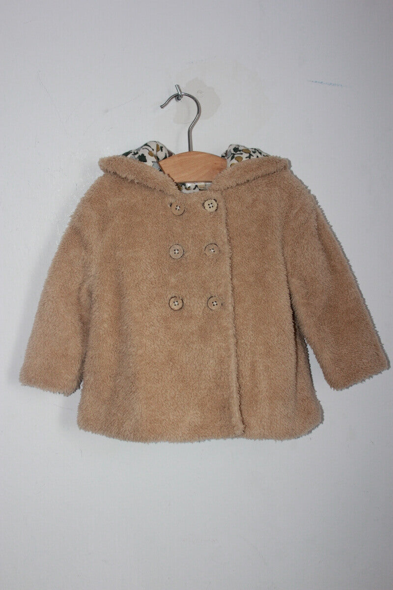 tweedehands beige fake fur jas met gebloemde voering en capuchon in maat 80 voor een baby meisje van rylee + cru