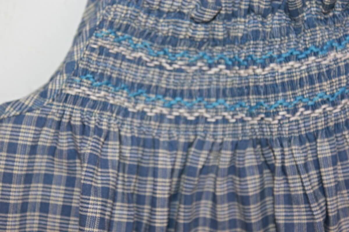 tweedehands katoenen zomerse geruite en gesmockte jurk met schouderbandjes in maat 128 van stay little