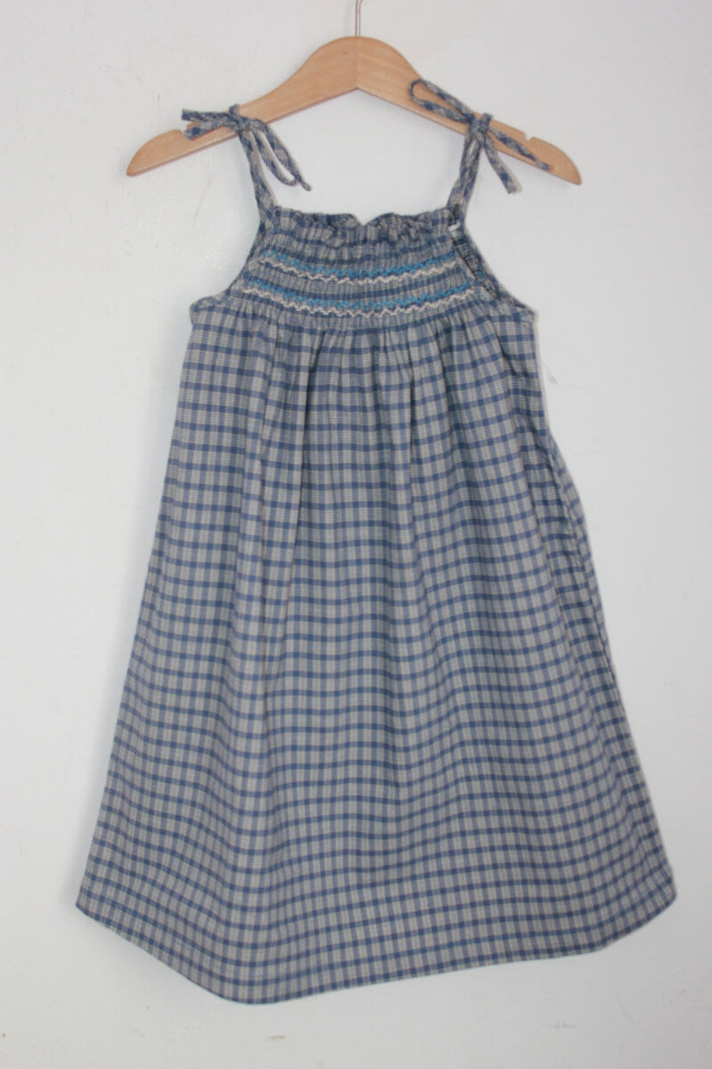 tweedehands katoenen zomerse geruite en gesmockte jurk met schouderbandjes in maat 128 van stay little