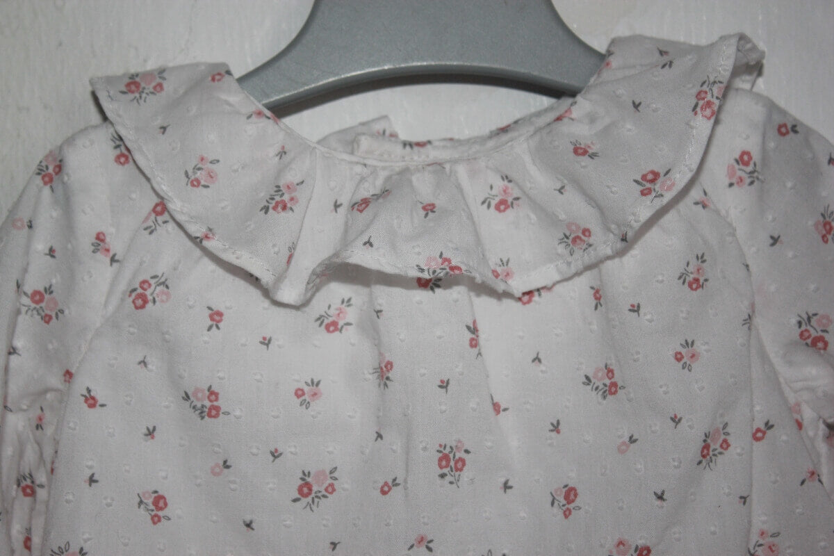 Tweedehands katoenen wit-roze gebloemde blouse met lange mouwen, volantkraagje en geintegreerde romper van tex in maat 62