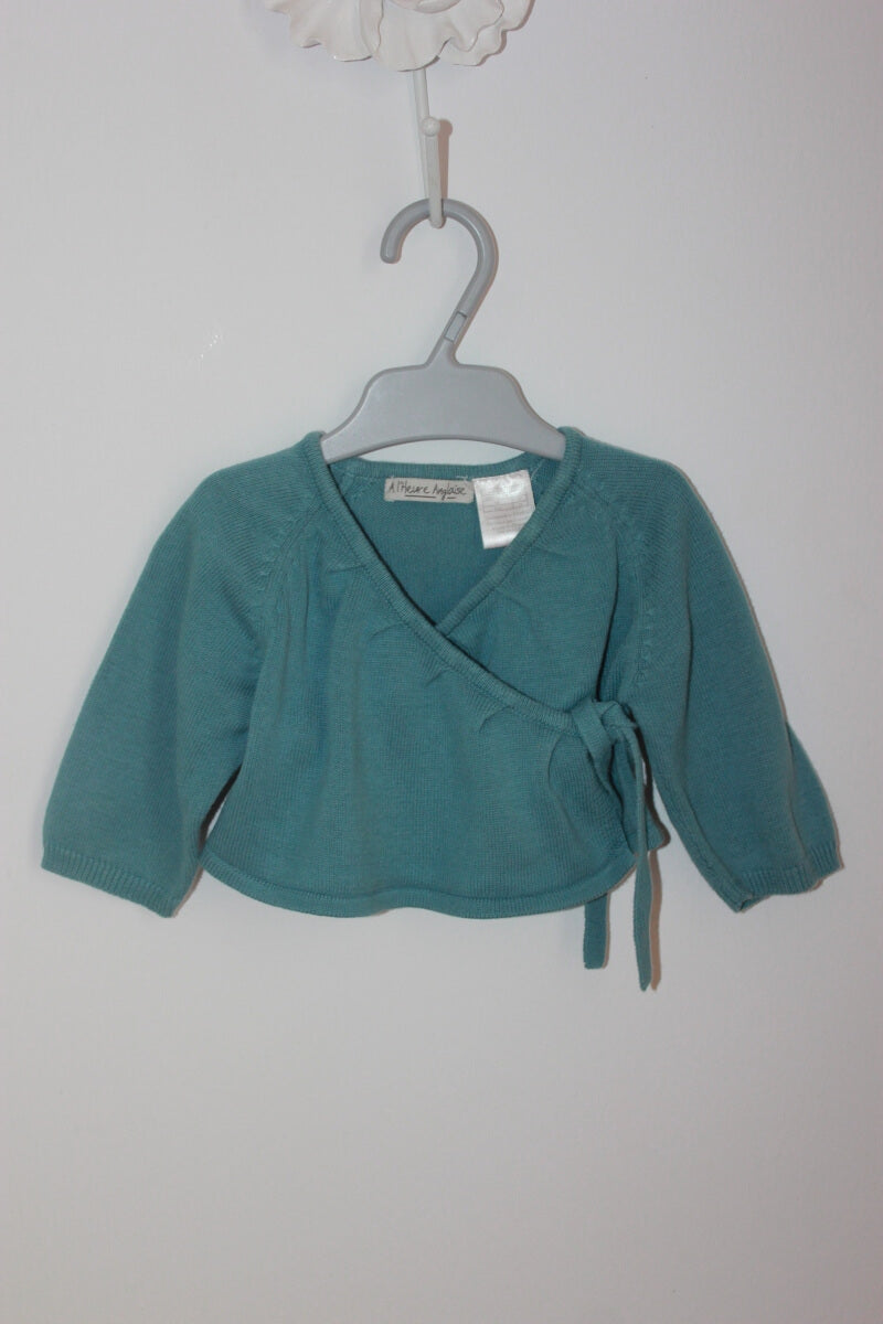 preloved katoenen blauwgroen wikkelvestje van a l´heure anglaise in maat 62 voor een baby meisje