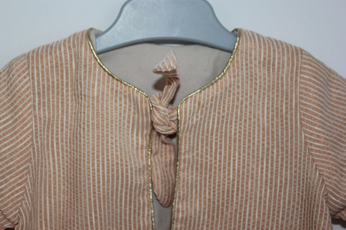 tweedehands beige met goud en ecru gestreept vestje in maat 62 voor een baby meisje