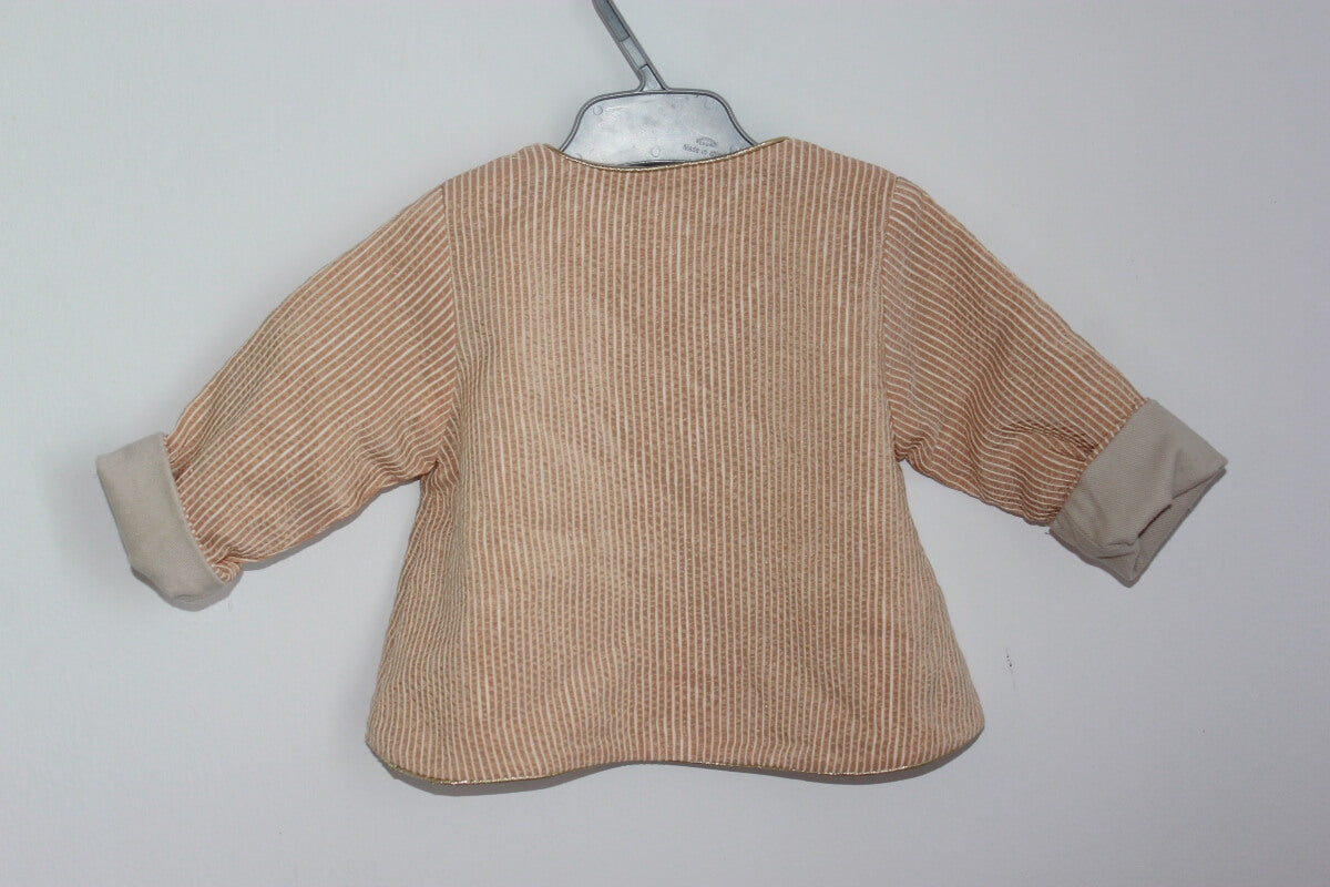 tweedehands beige met goud en ecru gestreept vestje in maat 62 voor een baby meisje