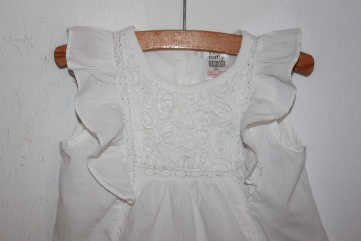 tweedehands katoenen mouwloze blouse, in wit en ecru, met volants aan de voorzijde, in maat 86 van zara