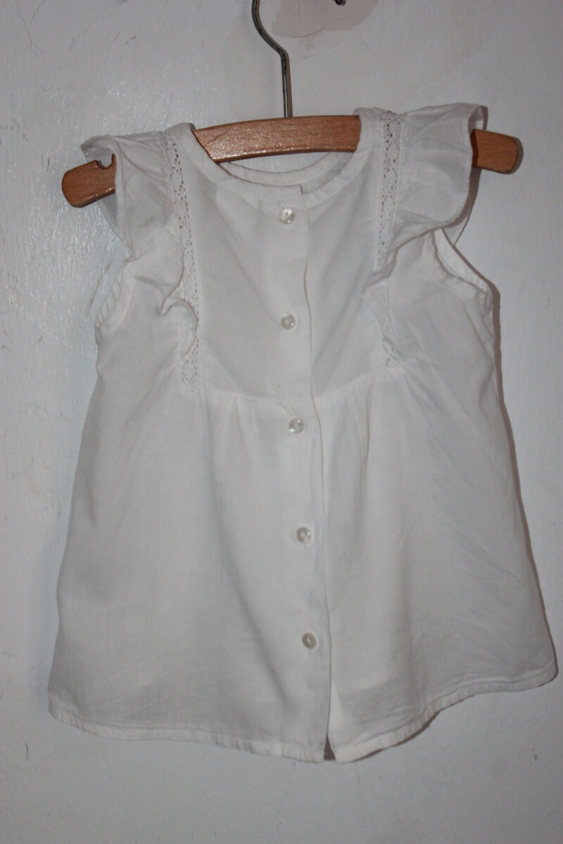 tweedehands katoenen mouwloze blouse, in wit en ecru, met volants aan de voorzijde, in maat 86 van zara