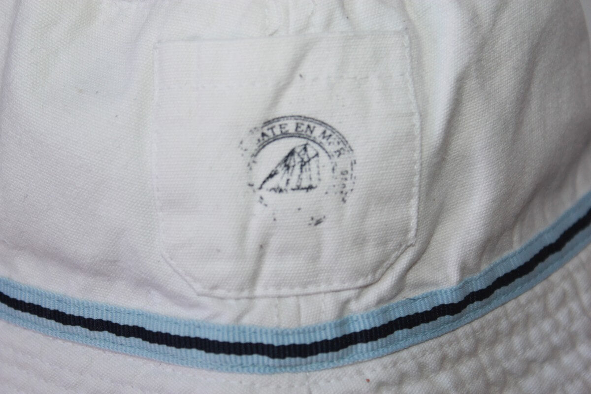 tweedehands wit met blauwe zonnehoed van jacadi in maat 68-74 voor een baby jongen