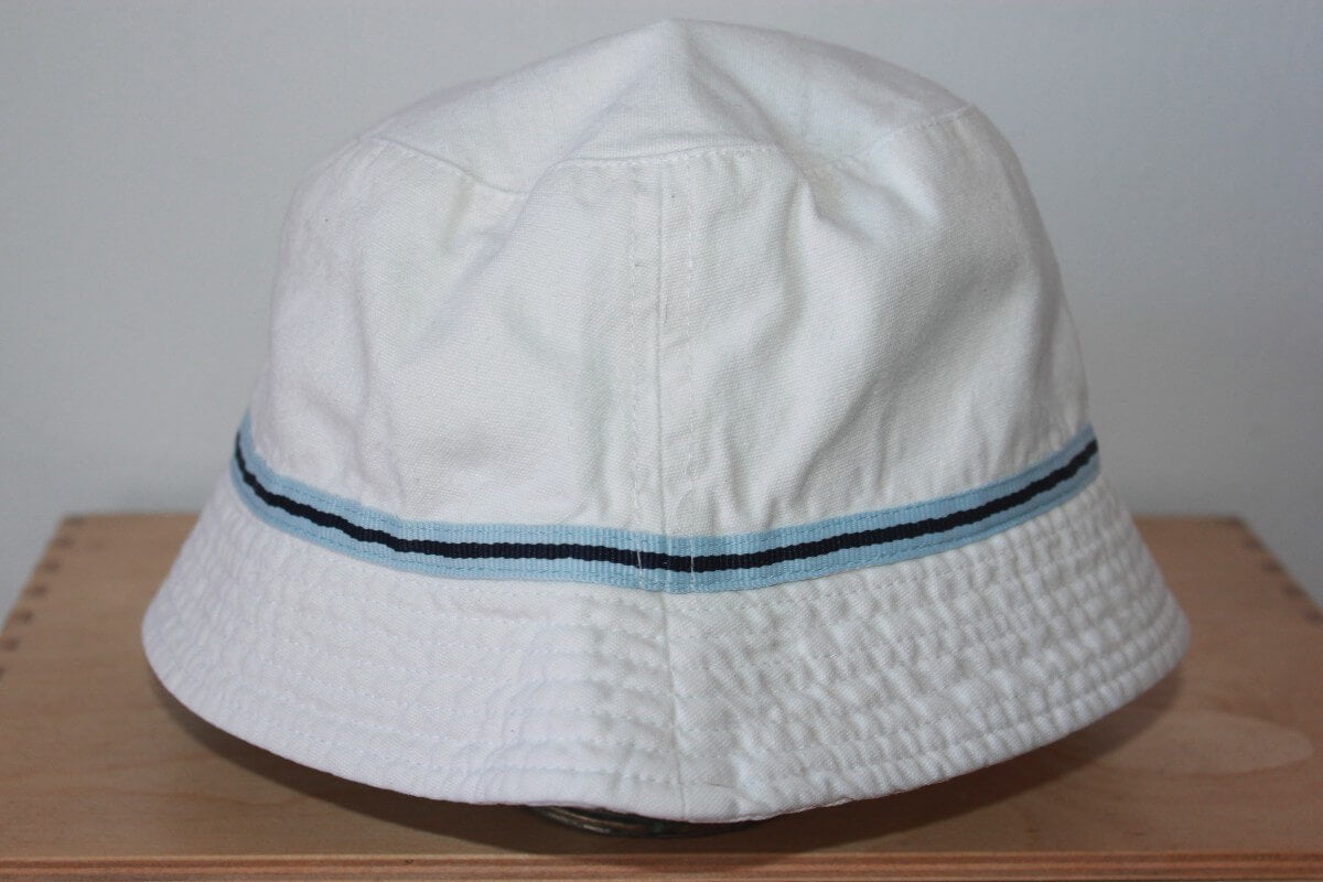 tweedehands wit met blauwe zonnehoed van jacadi in maat 68-74 voor een baby jongen
