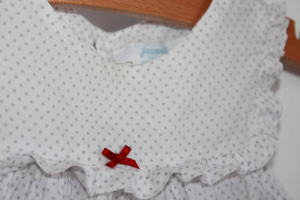 tweedehands katoenen zomerse witte mouwloze jurk met grijze stipjes en bijbehorende bloomer van jacadi in maat 68