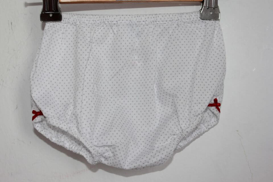 tweedehands katoenen zomerse witte mouwloze jurk met grijze stipjes en bijbehorende bloomer van jacadi in maat 68