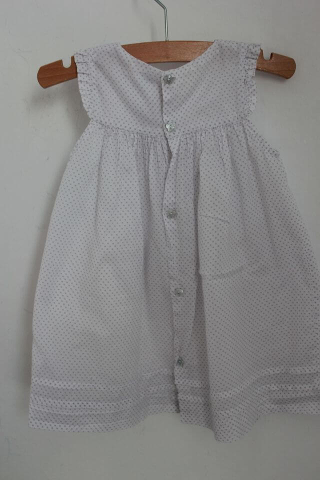 tweedehands katoenen zomerse witte mouwloze jurk met grijze stipjes en bijbehorende bloomer van jacadi in maat 68