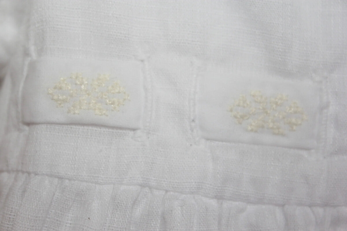 tweedehands katoenen zomerse witte jurk met creme details en korte mouwen van jacadi in maat 68