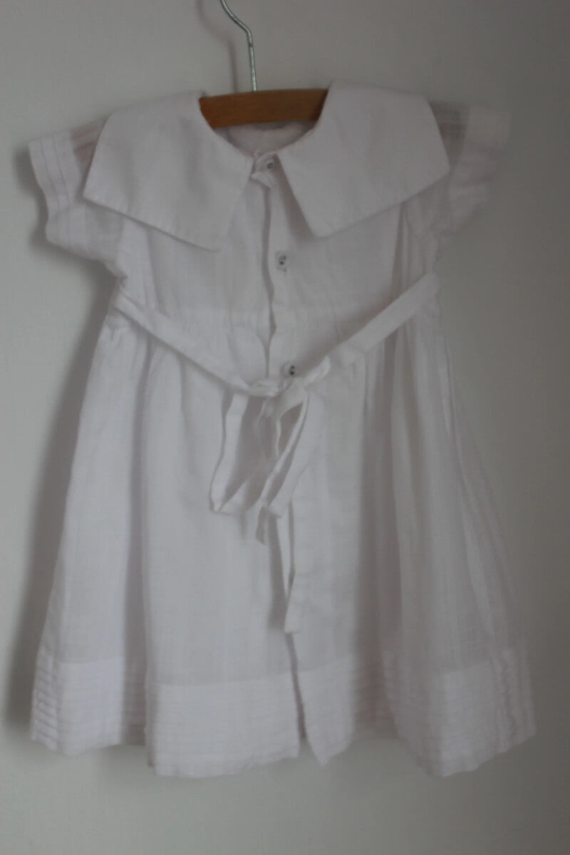 tweedehands katoenen zomerse witte jurk met creme details en korte mouwen van jacadi in maat 68