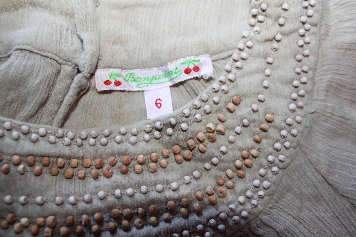 tweedehands katoenen zomerse beige blouse met korte mouwen en kraaltjes van bonpoint, maat 110-116