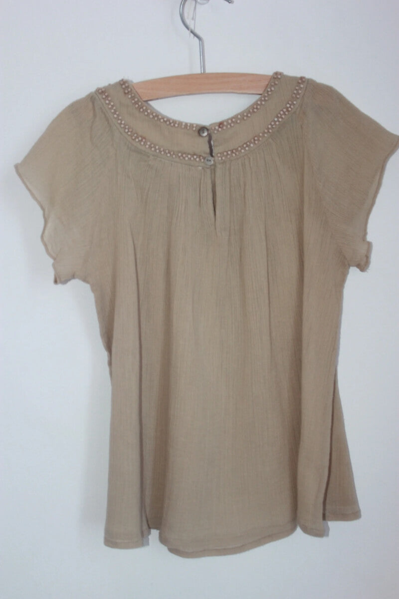 tweedehands katoenen zomerse beige blouse met korte mouwen en kraaltjes van bonpoint in maat 122-128