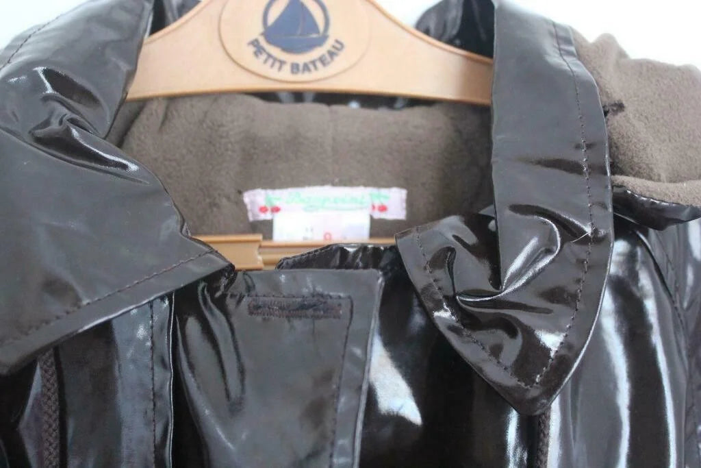 preloved chocoladebruine regenjas met capuchon van bonpoint in maat 122-128 voor een meisje