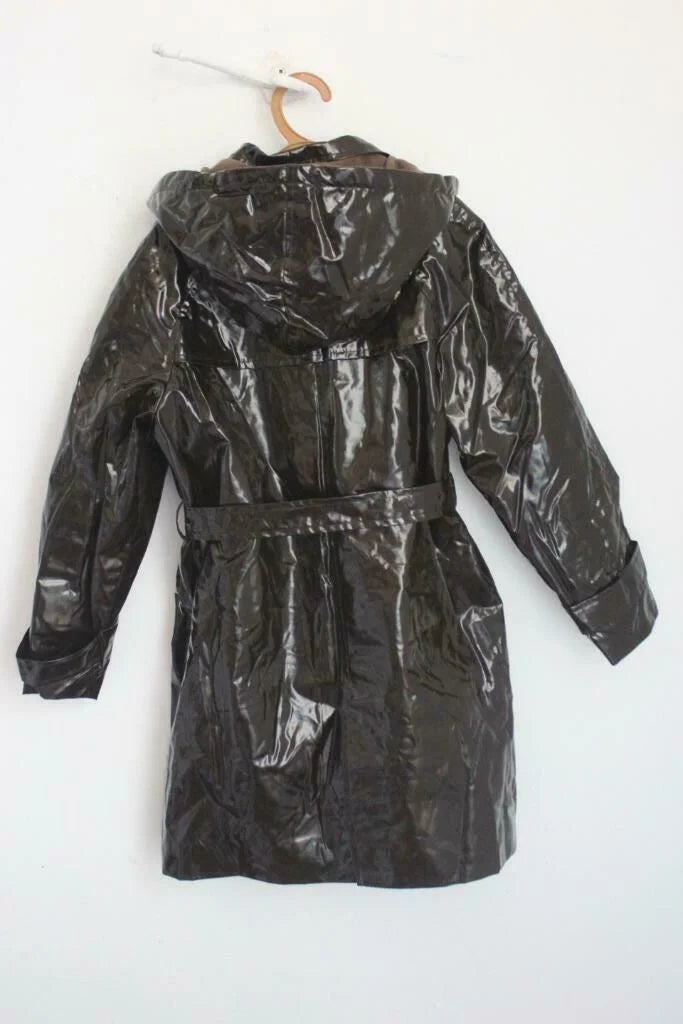 preloved chocoladebruine regenjas met capuchon van bonpoint in maat 122-128 voor een meisje