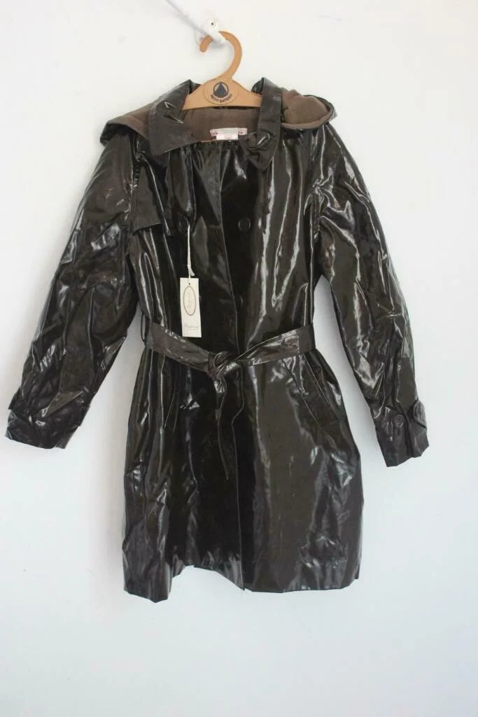 preloved chocoladebruine regenjas met capuchon van bonpoint in maat 122-128 voor een meisje