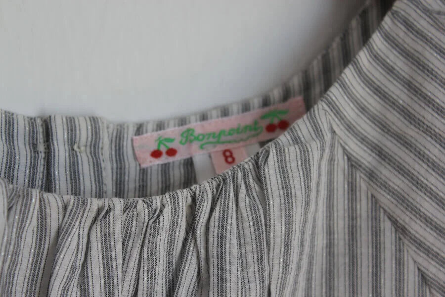 tweedehands zomerse gestreepte blouse in grijs, wit en zilver, met korte mouwen van bonpoint in maat 122-128 voor een meisje