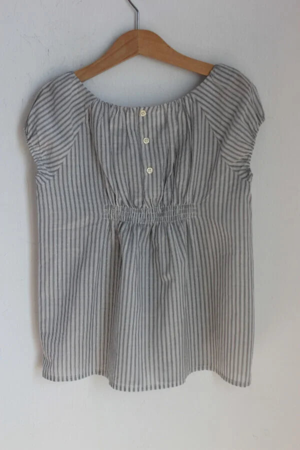 tweedehands zomerse gestreepte blouse in grijs, wit en zilver, met korte mouwen van bonpoint in maat 122-128 voor een meisje