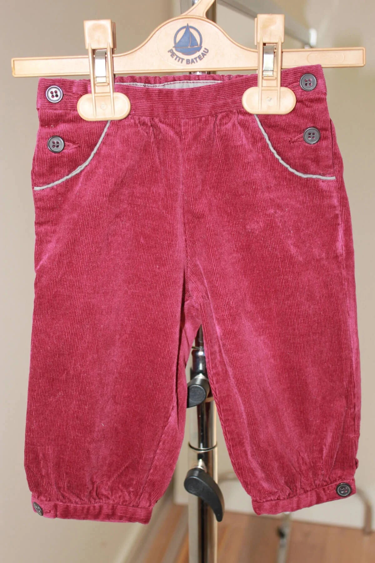 tweedehands unisex ribfluwelen bordeaux lange broek met grijze details van bonpoint in maat 68