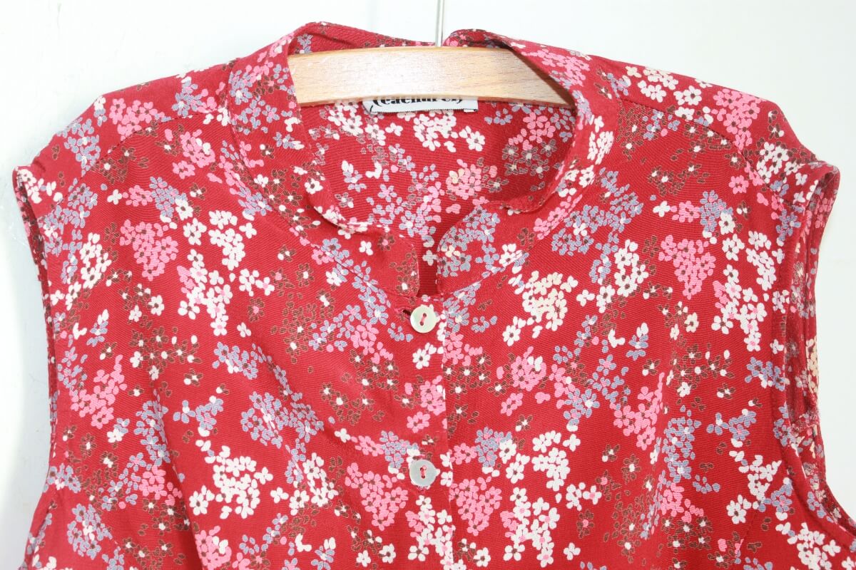 tweedehands-donkerrode-gebloemde-mouwloze-blouse-maat-128-meisje-cacharel