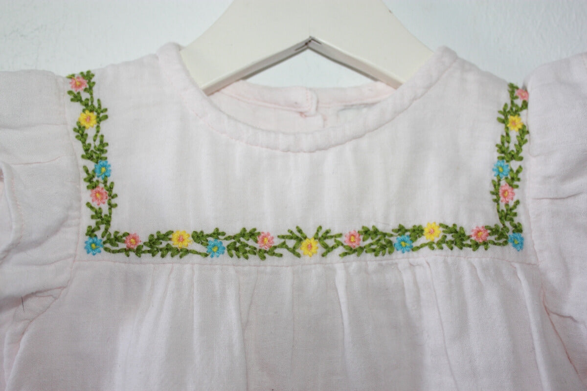 tweedehands-lichtroze-blouse-korte-volantmouwen-geborduurde-bloemen-maat-68-baby-meisje-cyrillus