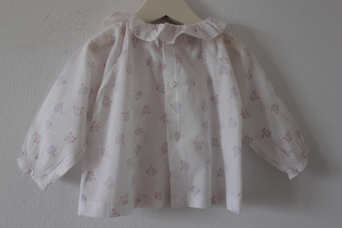 tweedehands-witte-gebloemde-blouse-lange-mouwen-volantkraag-maat-68-baby-meisje-gocco
