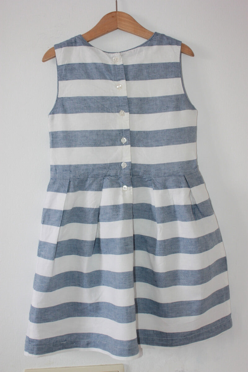 tweedehands-blauw-witte-gestreepte-mouwloze-zomerse-jurk-maat-122-sfera