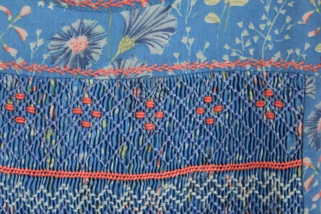 tweedehands-blauwe-gesmockte-gebloemde-jurk-korte-mouwen-maat-110-meisje-tizzas