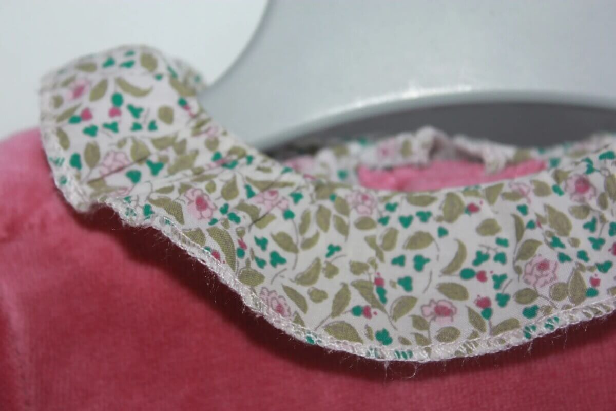 tweedehands-zacht-velours-koraalroze-boxpakje-liberty-volantkraagje-boutchou-maat-56-baby-meisje
