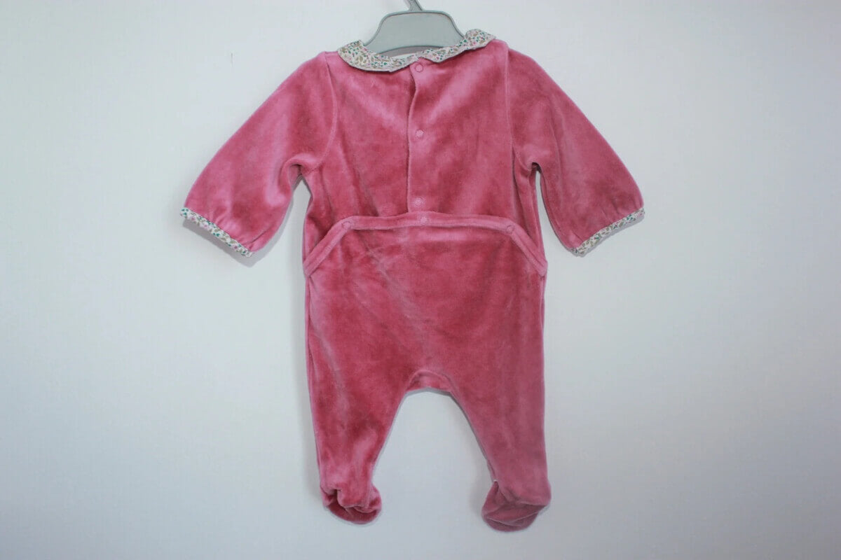 tweedehands-zacht-velours-koraalroze-boxpakje-liberty-volantkraagje-boutchou-maat-56-baby-meisje
