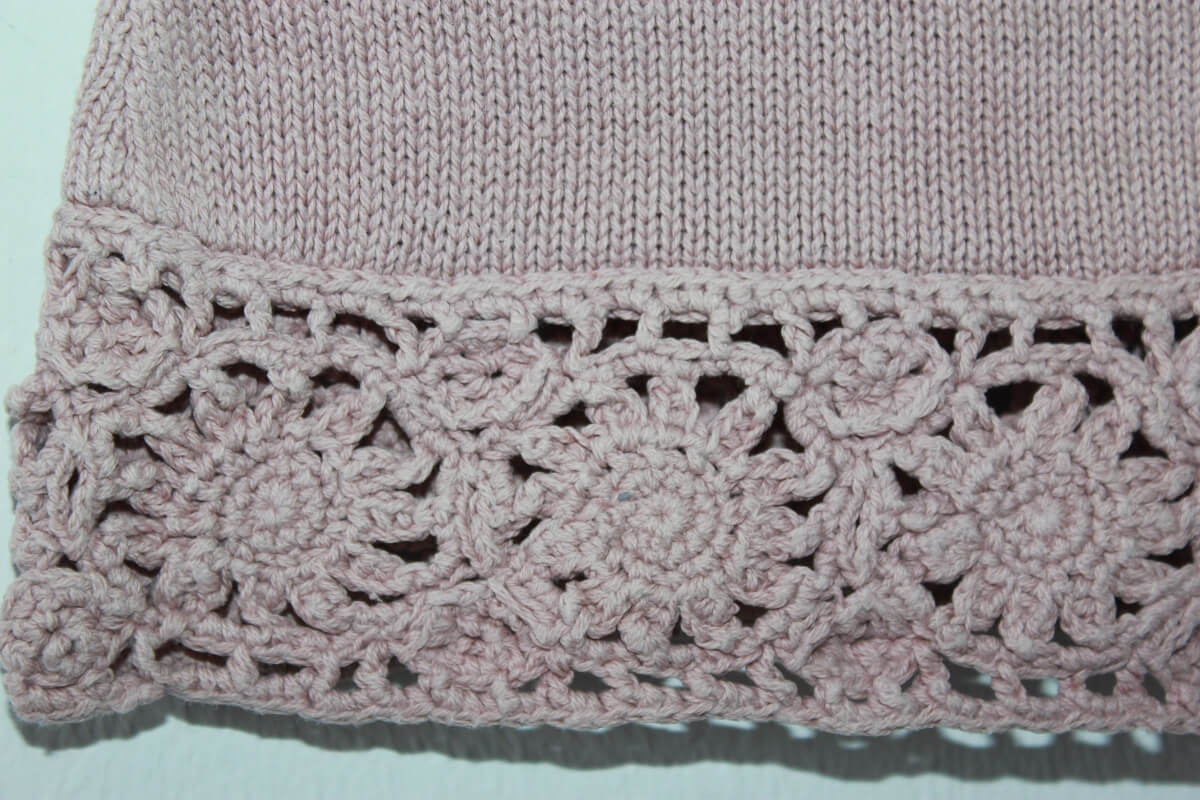 tweedehands-bruinroze-gebreid-zomers-topje-maat-104-meisje-floriane